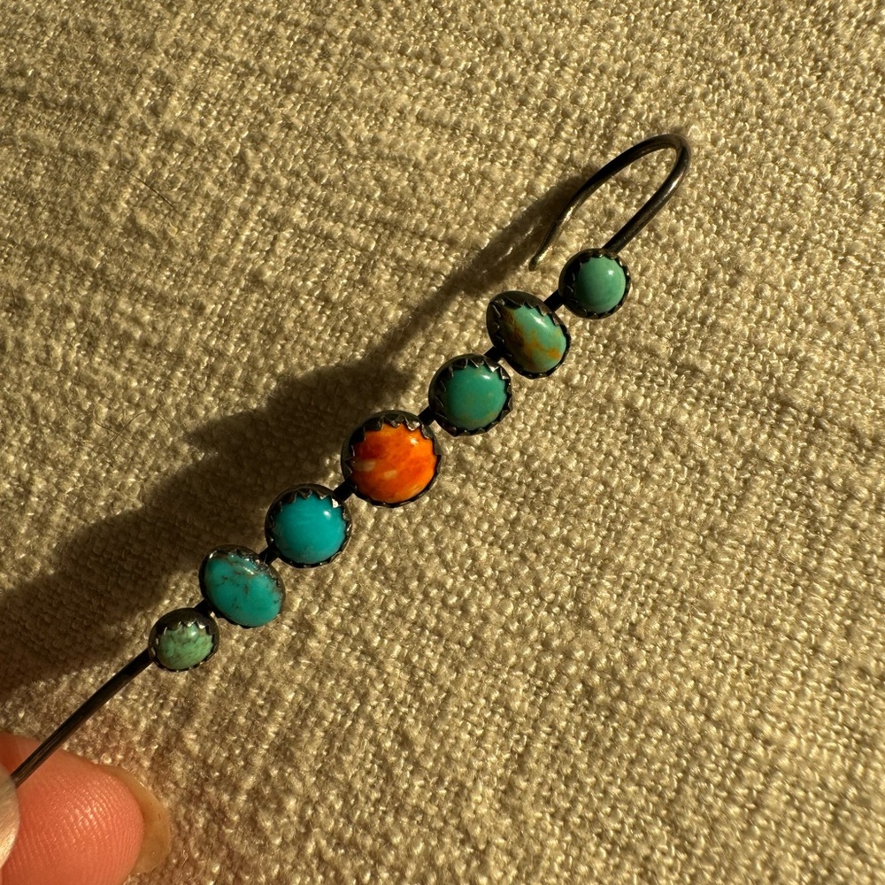 Mixed stone earpin